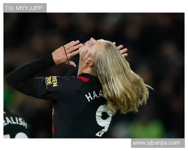 长发飘逸的白人足球明星在绿茵场上的风采与魅力展现 长发飘逸的白人足球明星在绿茵场上的风采与魅力展现